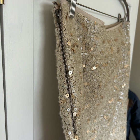 New banana republic mini sequin skirt. Size 4 - Picture 3 of 3